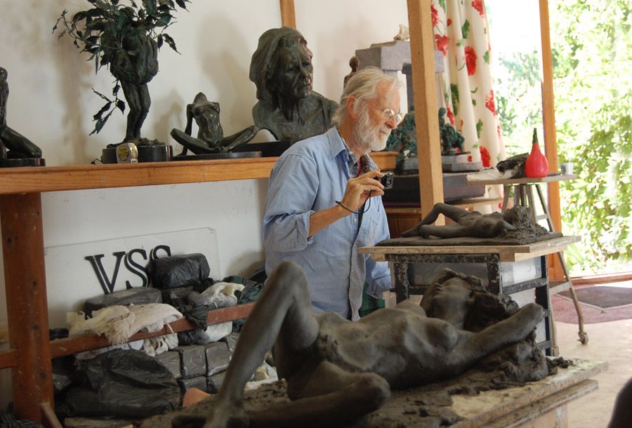 élève sculptant un corps allongé Paris (75)
