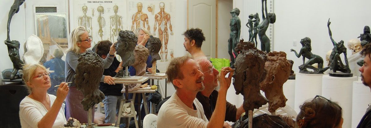 Etudiants sculpture portrait de model vivant en argile 